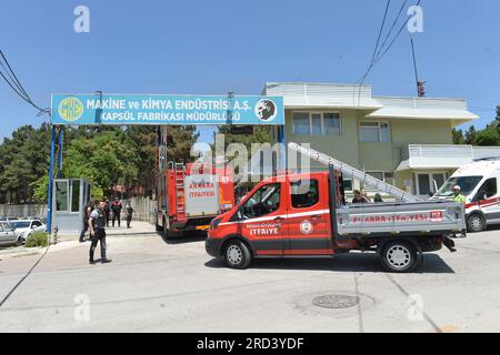 (230718) -- ANKARA, 18. Juli 2023 (Xinhua) -- Feuerwehrmannschaften werden in das Gebiet entsandt, in dem sich am 18. Juli 2023 eine Explosion im Bezirk Kayas in Ankara, T¨¹rkiye, ereignete. Vier Arbeiter wurden am Dienstag bei einer Explosion in einer Munitionsfabrik der Mechanical and Chemical Industry Corporation (MKE) in der Hauptstadt Ankaras in der Nachbarschaft Kayas verwundet, erklärte der türkische Innenminister. (Mustafa Kaya/Unterlagen über Xinhua) Stockfoto