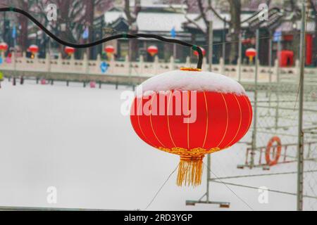 Erkunden Sie den Reiz traditioneller Laternen in einer sonnenbeleuchteten chinesischen Straße. Tauchen Sie ein in den kulturellen Charme dieser bezaubernden Umgebung. Stockfoto