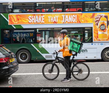 27. Juni 2023 Union Street, Aberdeen City, Schottland. Das ist ein Uber Eats Delivery Cyclist, der auf der Straße angehalten hat, umgeben von Auto und Bus. Stockfoto