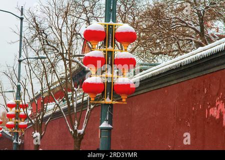 Erkunden Sie den Reiz traditioneller Laternen in einer sonnenbeleuchteten chinesischen Straße. Tauchen Sie ein in den kulturellen Charme dieser bezaubernden Umgebung. Stockfoto