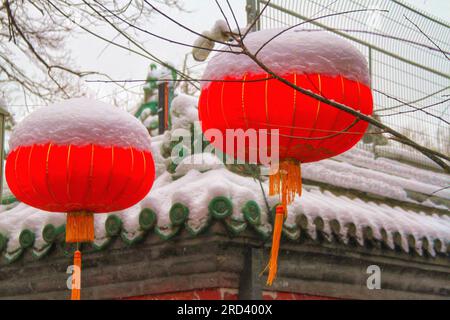 Erkunden Sie den Reiz traditioneller Laternen in einer sonnenbeleuchteten chinesischen Straße. Tauchen Sie ein in den kulturellen Charme dieser bezaubernden Umgebung. Stockfoto