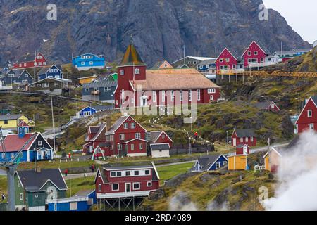 Farbenfrohe Häuser und Kirche in Sisimiut, Grönland an einem nassen Regentag im Juli Stockfoto