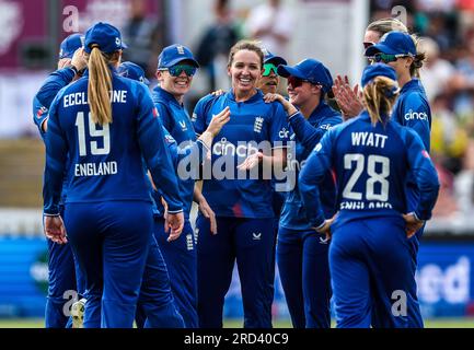 Die englische Lauren Bell (Zentrum) feiert die Bowlingbahn der australischen Alyssa Healy (nicht im Bild) während des dritten Tagesausflugs der Women's Ashes Series auf dem At Cooper Associates County Ground, Taunton. Bilddatum: Dienstag, 18. Juli 2023. Stockfoto