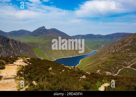 Vom Slieve Binnian, Blick auf den Ben Crom Reservoir im Herzen der Mourne Mountains, Nordirland. Stockfoto