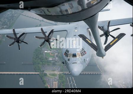 Ein MC-130J-Flugzeug des 193. Special Operations Wing folgt einem KC-135-Flugzeug des 171. Air Tanken Flügels, während beide über historische Wahrzeichen in Pennsylvania fliegen, während sie das 100-jährige Jubiläum des Air Tanken am 27. Juni 2023 feiern. Das 100. Jubiläum folgte dem 75. Jubiläum der Pennsylvania Air National Guard Einheit in Pittsburgh, die heute als 171. Air Tanken Flügel bekannt ist. Stockfoto