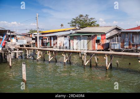 Hölzerne wacklige Häuser und Fußgängerbrücken auf Pfählen, Blick auf die Küste des armen Viertels Kota Kinabalu, Malaysia Stockfoto