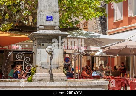 Cafés und Restaurants in Aiguines, Brignoles, Parc Naturel Regional du Verdon, Var, Provence-Alpes-Cote d’Azur, Frankreich, Stockfoto