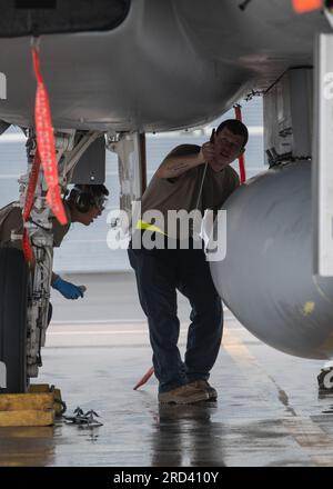 F-15C Eagles, die dem 104. Kampfflug zugeteilt wurden, kehren vom Training Air Defender am 2023. Juni 28, 2023, auf der Barnes Air National Guard Base, Massachusetts, nach Hause zurück. Übung Air Defender integriert sowohl US-amerikanische als auch alliierte Air-Power, um gemeinsame Werte zu verteidigen, und nutzt und stärkt wichtige Partnerschaften, um Aggressionen auf der ganzen Welt abzuwehren. Stockfoto