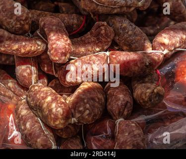 Rohe, getrocknete Würste auf dem Marktstand Stockfoto