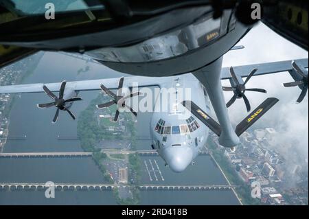 Ein MC-130J-Flugzeug des 193. Special Operations Wing folgt einem KC-135-Flugzeug des 171. Air Tanken Flügels, während beide über historische Wahrzeichen in Pennsylvania fliegen, während sie das 100-jährige Jubiläum des Air Tanken am 27. Juni 2023 feiern. Das 100. Jubiläum folgte dem 75. Jubiläum der Pennsylvania Air National Guard Einheit in Pittsburgh, die heute als 171. Air Tanken Flügel bekannt ist. Stockfoto