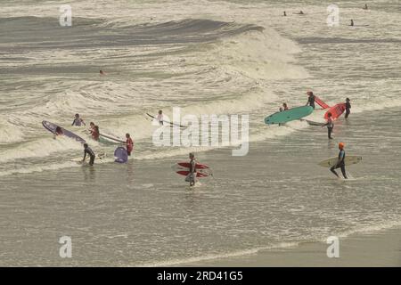 Biarritz, Frankreich, Juli 2023 Surfer bereiten sich auf den Kampf mit den Wellen am Strand Ó La Grande PlageÓ in Biarritz vor Stockfoto