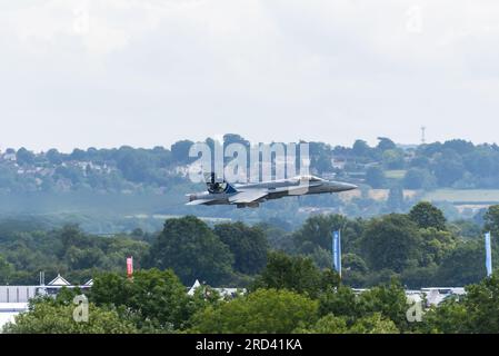 Die finnische Luftwaffe McDonnell Douglas F-18C Hornet startet an der Royal International Air Tattoo, RIAT, Airshow, RAF Fairford, Gloucestershire, UK. Stockfoto