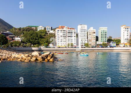 Die felsige Küste, die Promenade und die Hochhäuser von Stanley Town in Hongkong, China - Bild aus der hölzernen Pagode Stockfoto