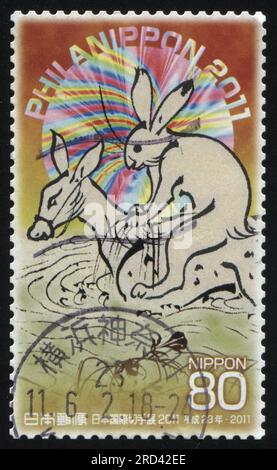 RUSSLAND KALININGRAD, 18. MÄRZ 2016: Von Japan gedruckter Stempel zeigt einen Hasen auf dem Pferd oder Esel, ca. 2011 Stockfoto
