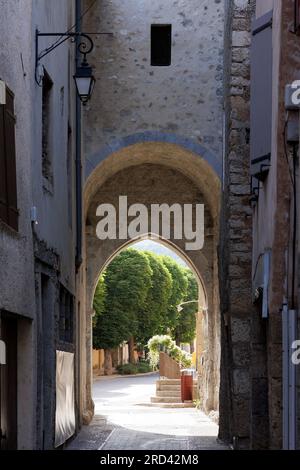 Die engen Gassen von Castellane, Route Napoleon, Gorges du Verdon, Alpes-de-Haute-Provence, Provence-Alpes-Cote d’Azur, Frankreich, Stockfoto