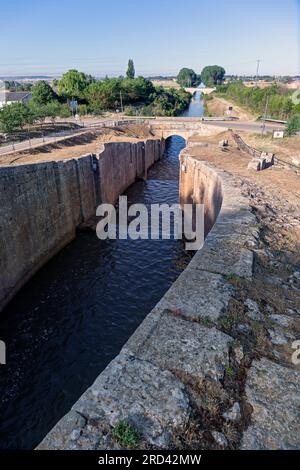 Europa, Spanien, Kastilien und León, Fromista, die stillgelegte Esclusa Cuádruple (Vierfach-Schleuse) am Kanal von Kastilien (Canal de Castilla) Stockfoto