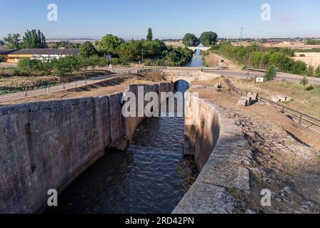 Europa, Spanien, Kastilien und León, Fromista, die stillgelegte Esclusa Cuádruple (Vierfach-Schleuse) am Kanal von Kastilien Stockfoto