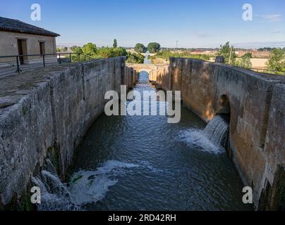 Europa, Spanien, Kastilien und León, Fromista, die stillgelegte Esclusa Cuádruple (Vierfach-Schleuse) am Canal de Castilla (Kanal von Kastilien) Stockfoto