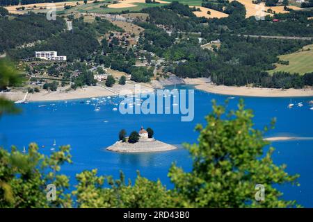 Die kleine Chapelle Saint-Michel auf dem Lac de Serre Poncon Verdon Gorge Provence-Alpes-Côte d'Azur Alpes-de-Haute-Provence Frankreich Stockfoto