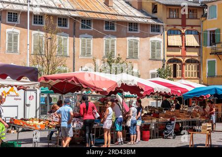 Market Day in Place Barthelon, Embrun, Gap, Hautes-Alpes, Provence-Alpes-Cote d’Azur, Frankreich Stockfoto