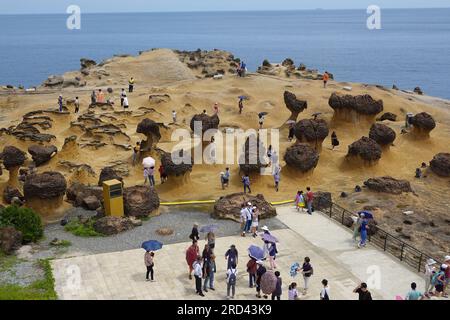 Yehliu Gepark Felsen, die vom Meer, dem Wetter und der Erdbewegung bedeckt sind, um eine einzigartige geologische Landschaft zu schaffen, Yehliu Cape bei Taipei, China Stockfoto