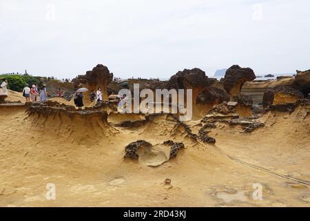 Yehliu Gepark Felsen, die vom Meer, dem Wetter und der Erdbewegung bedeckt sind, um eine einzigartige geologische Landschaft zu schaffen, Yehliu Cape bei Taipei, China Stockfoto