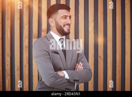 Porträt eines erfolgreichen jungen Geschäftsmannes im Büro Stockfoto