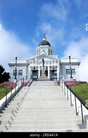 Die Konföderierten-Soldaten-Statue bewacht die Vorderseite des Jackson County Courthouse in Sylva, North Carolina. Große Treppe vor dem eleganten Gerichtsgebäude Stockfoto