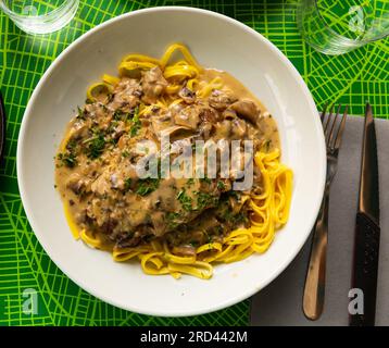 Köstliche Schweinerippchen mit Pilzsauce Stockfoto