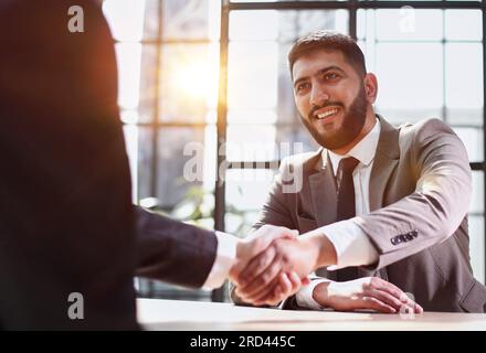 Unternehmen schüttelt die Hände, beendet das Meeting. Erfolgreiche Geschäftsleute Handshake nach gutem Deal. Stockfoto