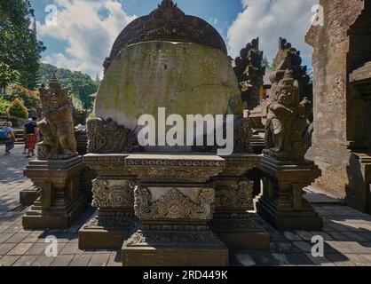 Tirta Empul ist ein Hindu-balinesischer Wassertempel in Bali Indonesien, der aus einer Petirtaan- oder Badeanlage besteht, die für ihr heiliges Quellwasser berühmt ist Stockfoto