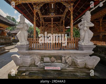 Tirta Empul ist ein Hindu-balinesischer Wassertempel in Bali Indonesien, der aus einer Petirtaan- oder Badeanlage besteht, die für ihr heiliges Quellwasser berühmt ist Stockfoto