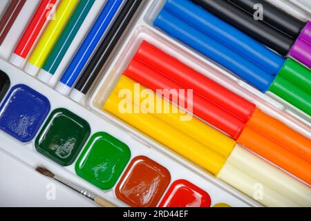 Kinder, Schulset für Kreativität und Zeichnen aus Aquarellfarben, Filzstiften und Plastik. Heller abstrakter Hintergrund Stockfoto