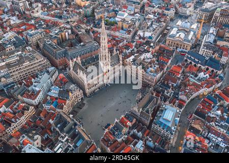 Blick auf den Grand Place und das Rathaus (Hôtel de Ville de Bruxelles) aus der Vogelperspektive. Sonnenuntergang über der Stadt Brüssel, Belgien Stockfoto