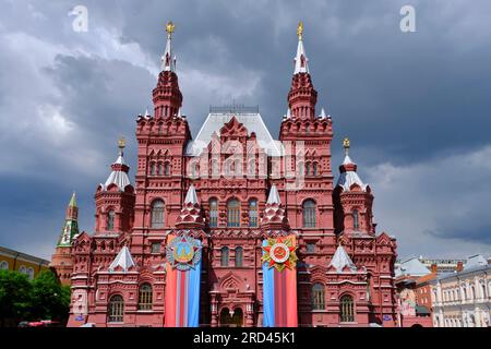 Moskau Russland 12.05.2023. Gebäude Staatliches Historisches Museum mit Dekorationen für Mai 9 Stockfoto