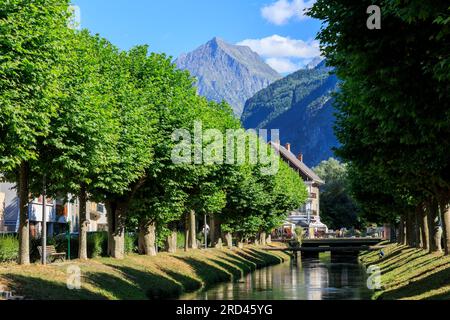 Der Fluss Romanche fließt durch die Stadt Le Bourg-d Oisans, Grenoble, Isere, Auvergne-Rhone-Alpes, Frankreich Stockfoto