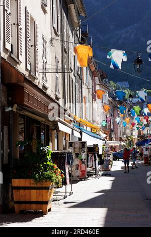 Tour De France Fahrradtrikots in der Straße Le Bourg-d Oisans, Grenoble, Isere, Auvergne-Rhone-Alpes, Frankreich Stockfoto