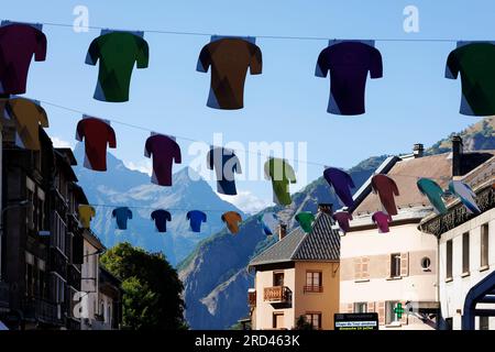 Tour De France Fahrradtrikots in der Straße Le Bourg-d Oisans, Grenoble, Isere, Auvergne-Rhone-Alpes, Frankreich Stockfoto