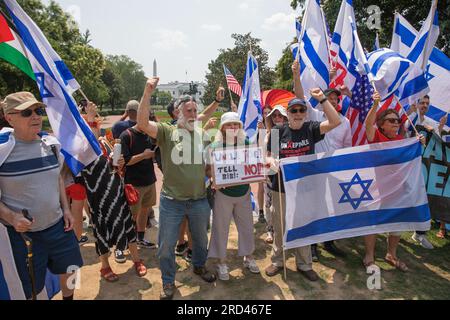 Washington, DC, USA. 18. Juli 2023. Israelische Expats protestieren vor dem Weißen Haus und demonstrieren gegen Präsident Bidens Einladung des israelischen Präsidenten Benjamin Netanjahu ins Weiße Haus. Kredit: Aaron Schwartz/Alamy Live News Stockfoto