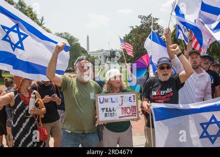 Washington, DC, USA. 18. Juli 2023. Israelische Expats protestieren vor dem Weißen Haus und demonstrieren gegen Präsident Bidens Einladung des israelischen Präsidenten Benjamin Netanjahu ins Weiße Haus. Kredit: Aaron Schwartz/Alamy Live News Stockfoto