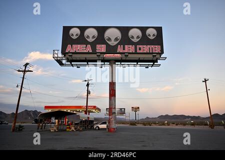 Amargosa Valley, Nevada, USA. 16. Juli 2023. Am 16. Juli 2023 wird bei Sonnenuntergang im Amagrosa Valley, Nevada, eine Plakatwand für das Area 51 Alien Center gesehen. Der Souvenirladen am Straßenrand mit extraterrestrischen Themen befindet sich in den USA Der Highway 95 liegt etwa 90 km nördlich von Las Vegas und grenzt an die südwestliche Ecke der Nevada National Security Site, die früher als Nevada Test Site bekannt ist, wo sich die geheime Basis Area 51 befindet. (Kreditbild: © David Becker/ZUMA Press Wire) NUR REDAKTIONELLE VERWENDUNG! Nicht für den kommerziellen GEBRAUCH! Stockfoto
