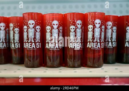 Amargosa Valley, Nevada, USA. 16. Juli 2023. Am 16. Juli 2023 im Amagrosa Valley, Nevada, werden im Area 51 Alien Center Waren zum Verkauf ausgestellt, darunter Glaswaren aus der Region 51. Der Souvenirladen am Straßenrand mit extraterrestrischen Themen befindet sich in den USA Der Highway 95 liegt etwa 90 km nördlich von Las Vegas und grenzt an die südwestliche Ecke der Nevada National Security Site, die früher als Nevada Test Site bekannt ist, wo sich die geheime Basis Area 51 befindet. (Kreditbild: © David Becker/ZUMA Press Wire) NUR REDAKTIONELLE VERWENDUNG! Nicht für den kommerziellen GEBRAUCH! Stockfoto