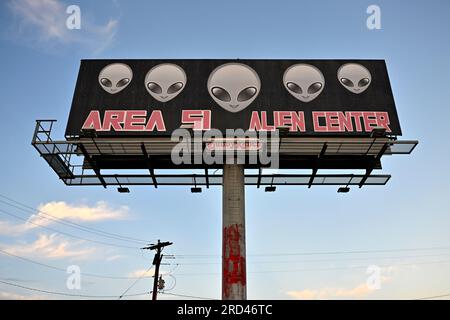Amargosa Valley, Nevada, USA. 16. Juli 2023. Am 16. Juli 2023 wird bei Sonnenuntergang im Amagrosa Valley, Nevada, eine Plakatwand für das Area 51 Alien Center gesehen. Der Souvenirladen am Straßenrand mit extraterrestrischen Themen befindet sich in den USA Der Highway 95 liegt etwa 90 km nördlich von Las Vegas und grenzt an die südwestliche Ecke der Nevada National Security Site, die früher als Nevada Test Site bekannt ist, wo sich die geheime Basis Area 51 befindet. (Kreditbild: © David Becker/ZUMA Press Wire) NUR REDAKTIONELLE VERWENDUNG! Nicht für den kommerziellen GEBRAUCH! Stockfoto