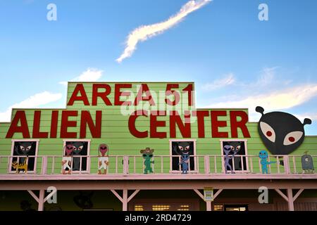 Amargosa Valley, Nevada, USA. 16. Juli 2023. Das Area 51 Alien Center ist am 16. Juli 2023 bei Sonnenuntergang im Amagrosa Valley, Nevada, zu sehen. Der Souvenirladen am Straßenrand mit extraterrestrischen Themen befindet sich in den USA Highway 95 in Nye County, etwa 90 Meilen nördlich von Las Vegas und grenzt an die südwestliche Ecke der Nevada National Security Site, die früher als Nevada Test Site bekannt ist, wo sich die geheime Basis Area 51 befindet. (Kreditbild: © David Becker/ZUMA Press Wire) NUR REDAKTIONELLE VERWENDUNG! Nicht für den kommerziellen GEBRAUCH! Stockfoto