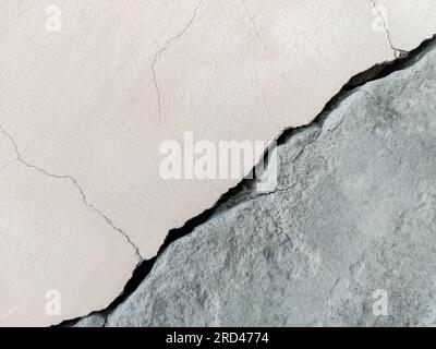 Große lange Wicklung, steigender Riss auf altem Putz und lackierter Wand. Speicherplatz kopieren. Selektiver Fokus. Stockfoto
