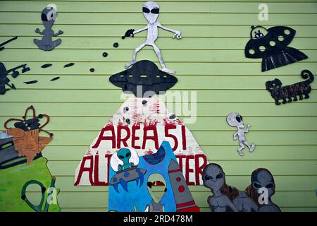 Amargosa Valley, Nevada, USA. 16. Juli 2023. Am 16. Juli 2023 werden im Area 51 Alien Center im Amagrosa Valley, Nevada, Kunstwerke von Außerirdischen ausgestellt. Der Souvenirladen am Straßenrand mit extraterrestrischen Themen befindet sich in den USA Der Highway 95 liegt etwa 90 km nördlich von Las Vegas und grenzt an die südwestliche Ecke der Nevada National Security Site, die früher als Nevada Test Site bekannt ist, wo sich die geheime Basis Area 51 befindet. (Kreditbild: © David Becker/ZUMA Press Wire) NUR REDAKTIONELLE VERWENDUNG! Nicht für den kommerziellen GEBRAUCH! Stockfoto