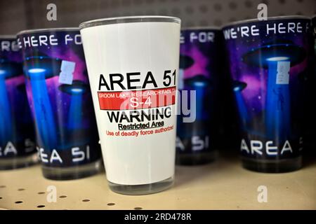 Amargosa Valley, Nevada, USA. 16. Juli 2023. Am 16. Juli 2023 im Amagrosa Valley, Nevada, werden im Area 51 Alien Center Waren zum Verkauf ausgestellt, darunter Glaswaren aus der Region 51. Der Souvenirladen am Straßenrand mit extraterrestrischen Themen befindet sich in den USA Der Highway 95 liegt etwa 90 km nördlich von Las Vegas und grenzt an die südwestliche Ecke der Nevada National Security Site, die früher als Nevada Test Site bekannt ist, wo sich die geheime Basis Area 51 befindet. (Kreditbild: © David Becker/ZUMA Press Wire) NUR REDAKTIONELLE VERWENDUNG! Nicht für den kommerziellen GEBRAUCH! Stockfoto
