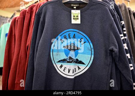 Amargosa Valley, Nevada, USA. 16. Juli 2023. Am 16. Juli 2023 werden im Area 51 Alien Center im Amagrosa Valley, Nevada, Merchandising-Produkte ausgestellt, darunter Hemden aus der Region 51. Der Souvenirladen am Straßenrand mit extraterrestrischen Themen befindet sich in den USA Der Highway 95 liegt etwa 90 km nördlich von Las Vegas und grenzt an die südwestliche Ecke der Nevada National Security Site, die früher als Nevada Test Site bekannt ist, wo sich die geheime Basis Area 51 befindet. (Kreditbild: © David Becker/ZUMA Press Wire) NUR REDAKTIONELLE VERWENDUNG! Nicht für den kommerziellen GEBRAUCH! Stockfoto