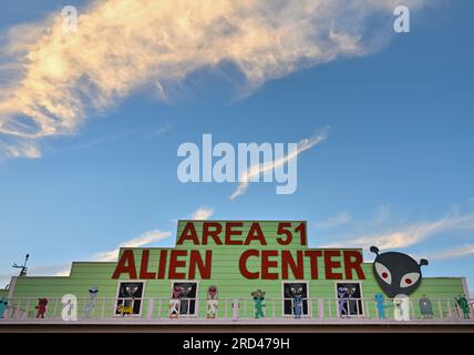 Amargosa Valley, Nevada, USA. 16. Juli 2023. Das Area 51 Alien Center ist am 16. Juli 2023 bei Sonnenuntergang im Amagrosa Valley, Nevada, zu sehen. Der Souvenirladen am Straßenrand mit extraterrestrischen Themen befindet sich in den USA Highway 95 in Nye County, etwa 90 Meilen nördlich von Las Vegas und grenzt an die südwestliche Ecke der Nevada National Security Site, die früher als Nevada Test Site bekannt ist, wo sich die geheime Basis Area 51 befindet. (Kreditbild: © David Becker/ZUMA Press Wire) NUR REDAKTIONELLE VERWENDUNG! Nicht für den kommerziellen GEBRAUCH! Stockfoto