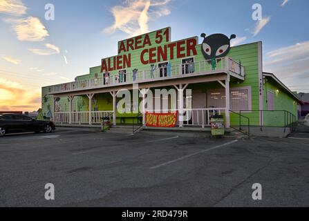 Amargosa Valley, Nevada, USA. 16. Juli 2023. Das Area 51 Alien Center ist am 16. Juli 2023 bei Sonnenuntergang im Amagrosa Valley, Nevada, zu sehen. Der Souvenirladen am Straßenrand mit extraterrestrischen Themen befindet sich in den USA Highway 95 in Nye County, etwa 90 Meilen nördlich von Las Vegas und grenzt an die südwestliche Ecke der Nevada National Security Site, die früher als Nevada Test Site bekannt ist, wo sich die geheime Basis Area 51 befindet. (Kreditbild: © David Becker/ZUMA Press Wire) NUR REDAKTIONELLE VERWENDUNG! Nicht für den kommerziellen GEBRAUCH! Stockfoto